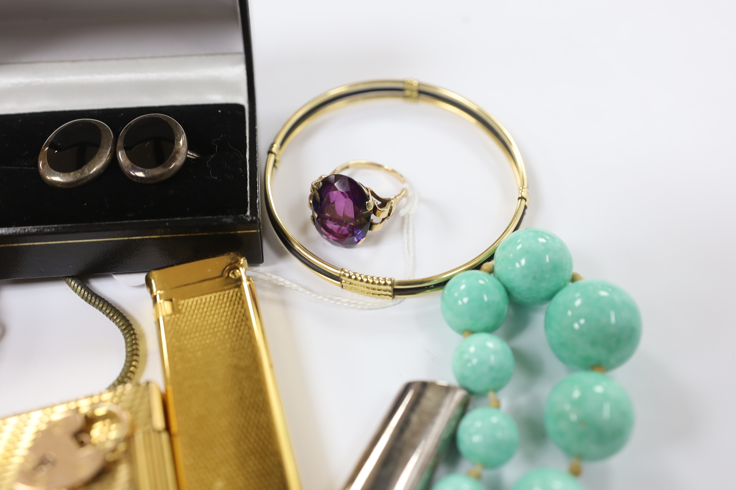 A pair of 9ct gold cufflinks, one other 9ct cufflink, a 9ct mounted cameo shell brooch, a gold plated pocket watch, with a 9ct gold medallion, a small platinum wedding band, a 9ct and synthetic colour change corundum dre